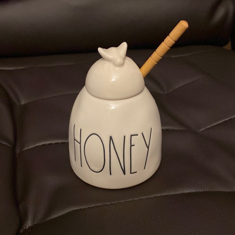 NWT IN BOX / Rae Dunn adorable ceramic Honey 🍯 Jar .